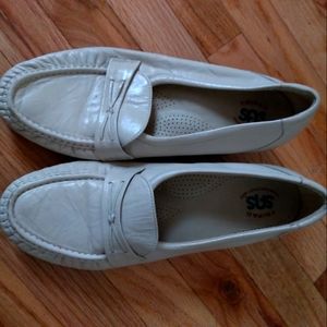 3/$20 Cream colored leather loafers size 10